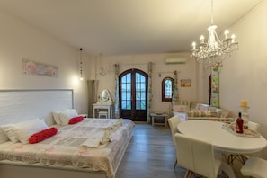 Deluxe-Studio, Terrasse (Afroditi) | Allergikerbettwaren, Minibar, individuell dekoriert