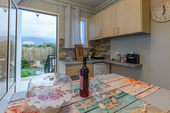 Studio Deluxe (Hermes) | Cuisine privée | Réfrigérateur, plaque de cuisson, cafetière/bouilloire