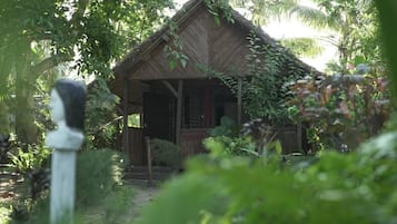 Comfort Bungalow (VAHINY) | 2 bedrooms, premium bedding, in-room safe, individually decorated