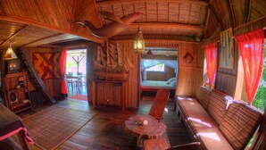 Un intérieur en bois avec un canapé, une table à manger et un téléviseur.