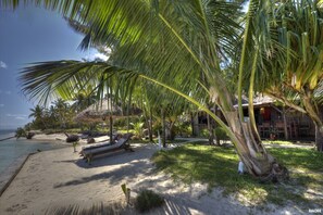 Private beach, beach bar - Analatsara Eco Lodge (Nosy Nato)
