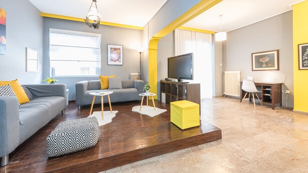 Familienapartment, 2 Schlafzimmer | Wohnbereich | Flachbildfernseher