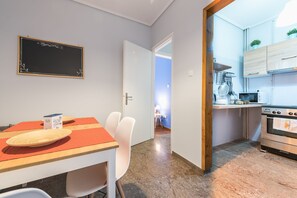 Apartamento família, 2 quartos | Cozinha privada | Geladeira, micro-ondas, fogão, cooktop