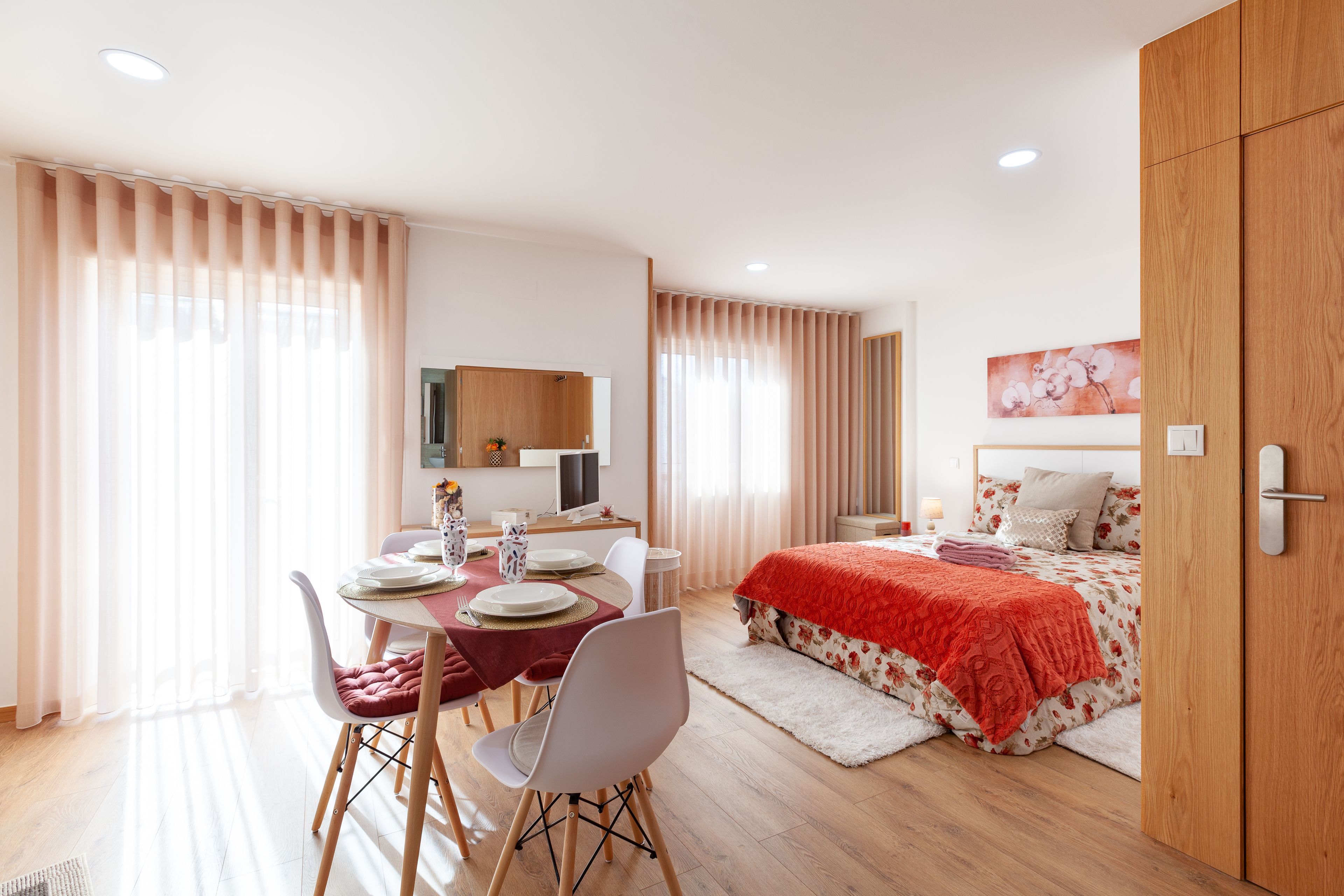 Deluxe Studio, 1 King Bed, City View | Minibar, blackout curtains, soundproofing, iron/ironing board