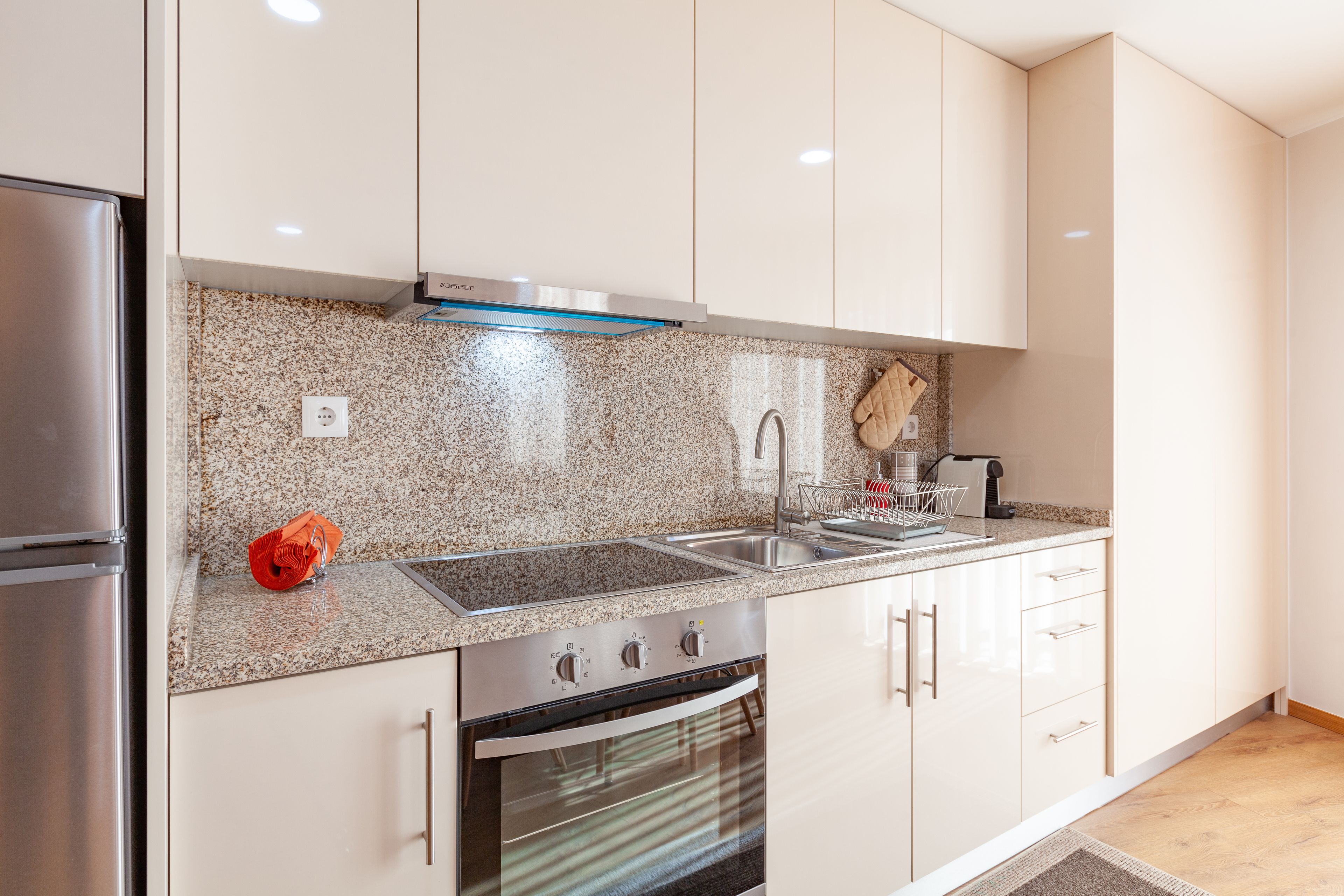 Deluxe Studio, 1 King Bed, City View | Minibar, blackout curtains, soundproofing, iron/ironing board