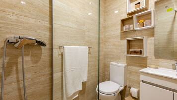 Deluxe Studio, 1 King Bed, City View | Bathroom