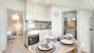 Deluxe Studio, 1 King Bed, City View | Private kitchen | Full-sized fridge, oven, stovetop, coffee/tea maker