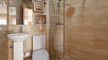 Estudio Deluxe, 1 cama King size, vista a la ciudad | Baño | Regadera, regadera tipo lluvia, secadora de cabello, papel de baño