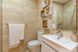 Deluxe-studio, 1 suuri parisänky, kaupunkinäköala | Kylpyhuone | Suihku, sadesuihkupää, hiustenkuivaaja, vessapaperi
