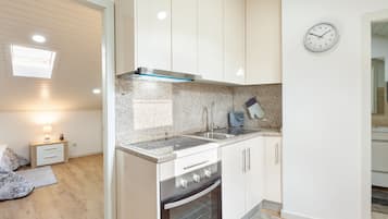 Deluxe Studio, 1 King Bed, City View | Private kitchen | Full-sized fridge, oven, stovetop, coffee/tea maker
