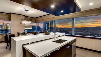PANORAMA STRIP VIEW SUITE (2BR) - 47th Floor | Interior detail