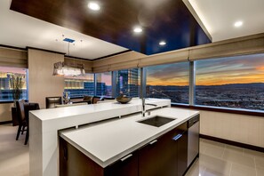 PANORAMA STRIP VIEW SUITE (2BR) - 47th Floor | Interior detail - Secret Suites at Vdara (Las Vegas)