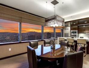 Panoramic-Suite, Mehrere Betten, Nichtraucher, Stadtblick | Essbereich im Zimmer