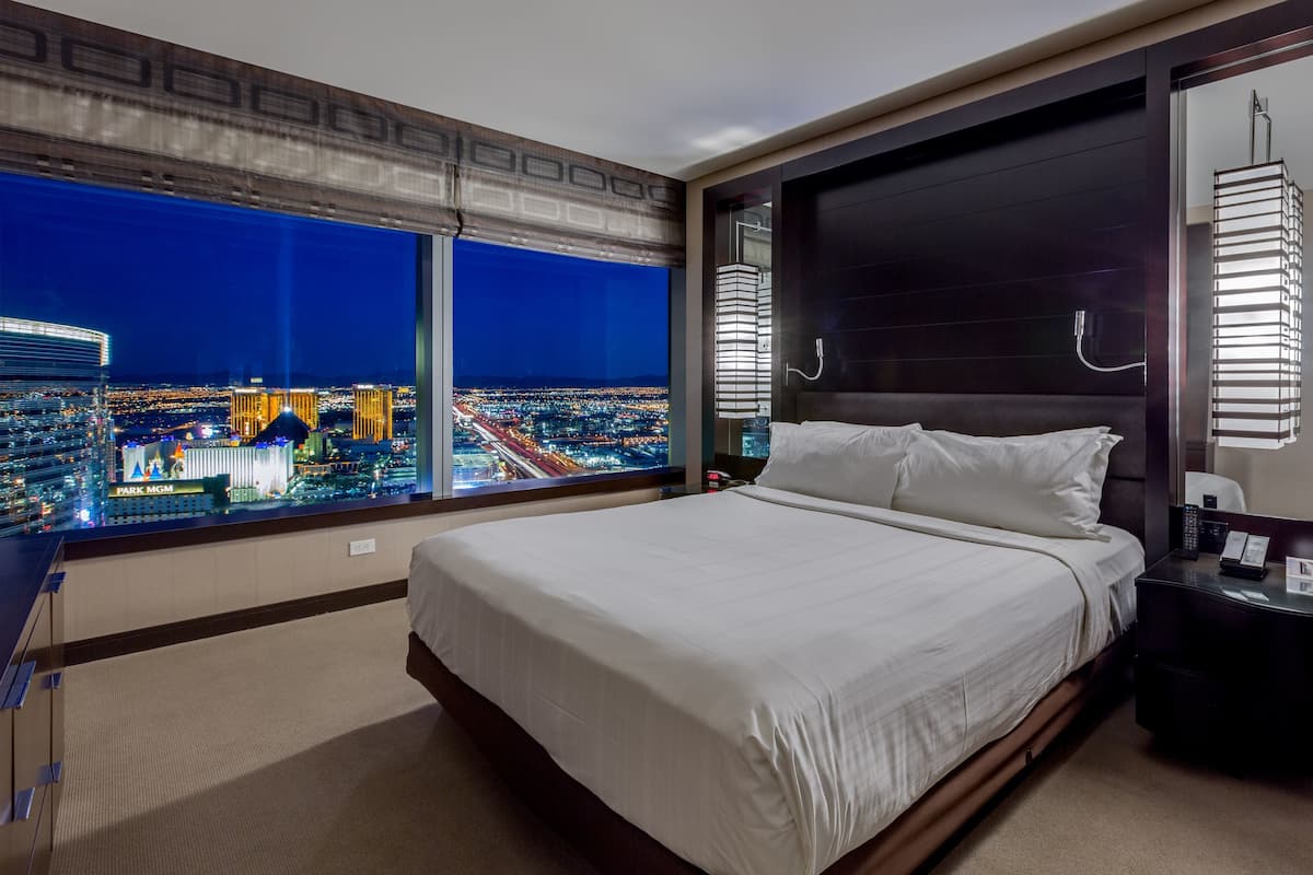 HIGHEST PENTHOUSE SUITE IN VEGAS (2BR) - 55th Floor | Egyptian cotton sheets, premium bedding, down comforters, pillowtop beds