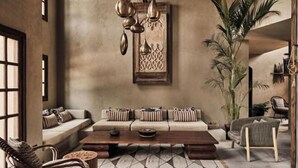 Una sala de estar acogedora con un conjunto de sofás, una mesa de centro y una lámpara colgante.