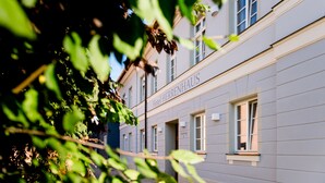 A building with the name "Hotel Herrenhaus" on the facade. - Gasthaus Sindel-Buckel Herrenhaus (Feuchtwangen)