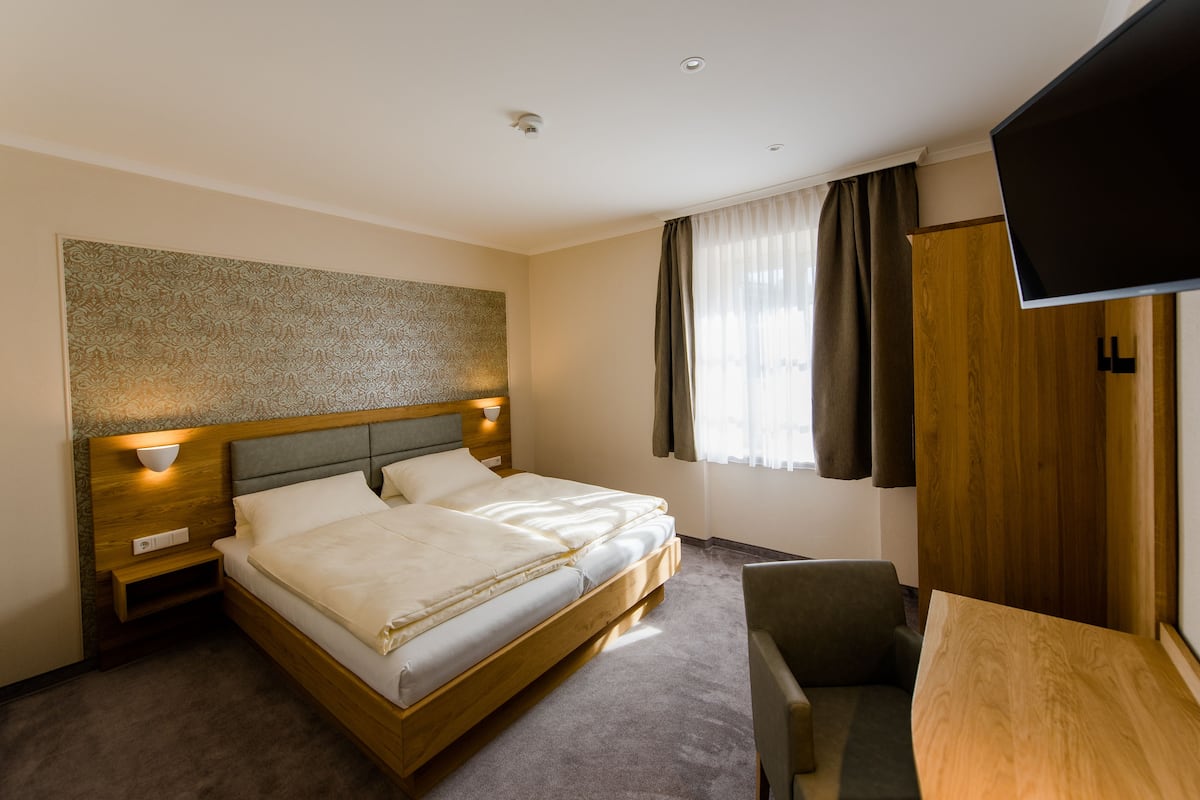 Comfort Double Room | Desk, blackout drapes, free cribs/infant beds, rollaway beds