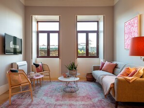 Deluxe Apartment | Living room | 44-inch LED TV with cable channels, TV - Domum 3 (Porto)