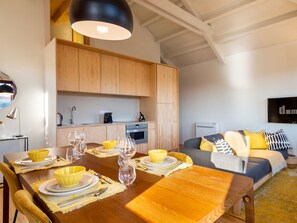 Panoramic-Apartment, Flussblick | Essbereich im Zimmer