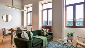 Departamento superior, vista al río | Sala de estar | Televisión LED de 44 pulgadas con canales por cable y televisión