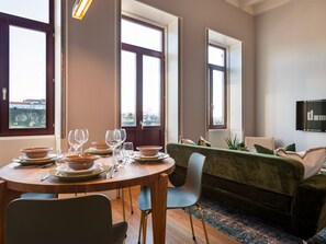 Superior-Apartment, Flussblick | Wohnbereich | 44-Zoll-LED-Fernseher mit Kabelempfang, Fernseher