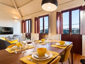 Apartament panoràmic, vistes al riu | Zona de menjador de l'habitació
