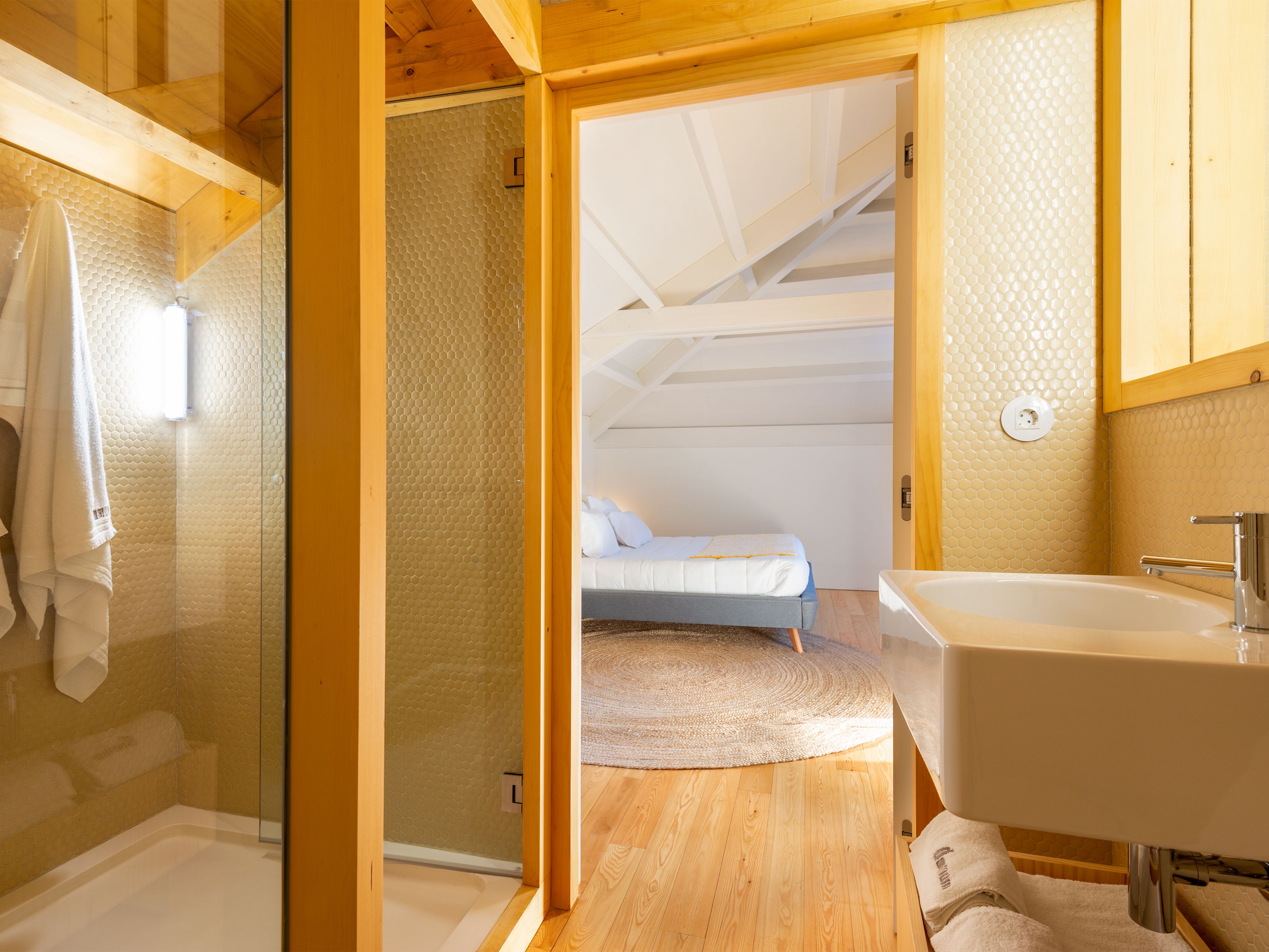 panoramic apartment, river view | bathroom | shower, free toiletries, hair dryer, slippers