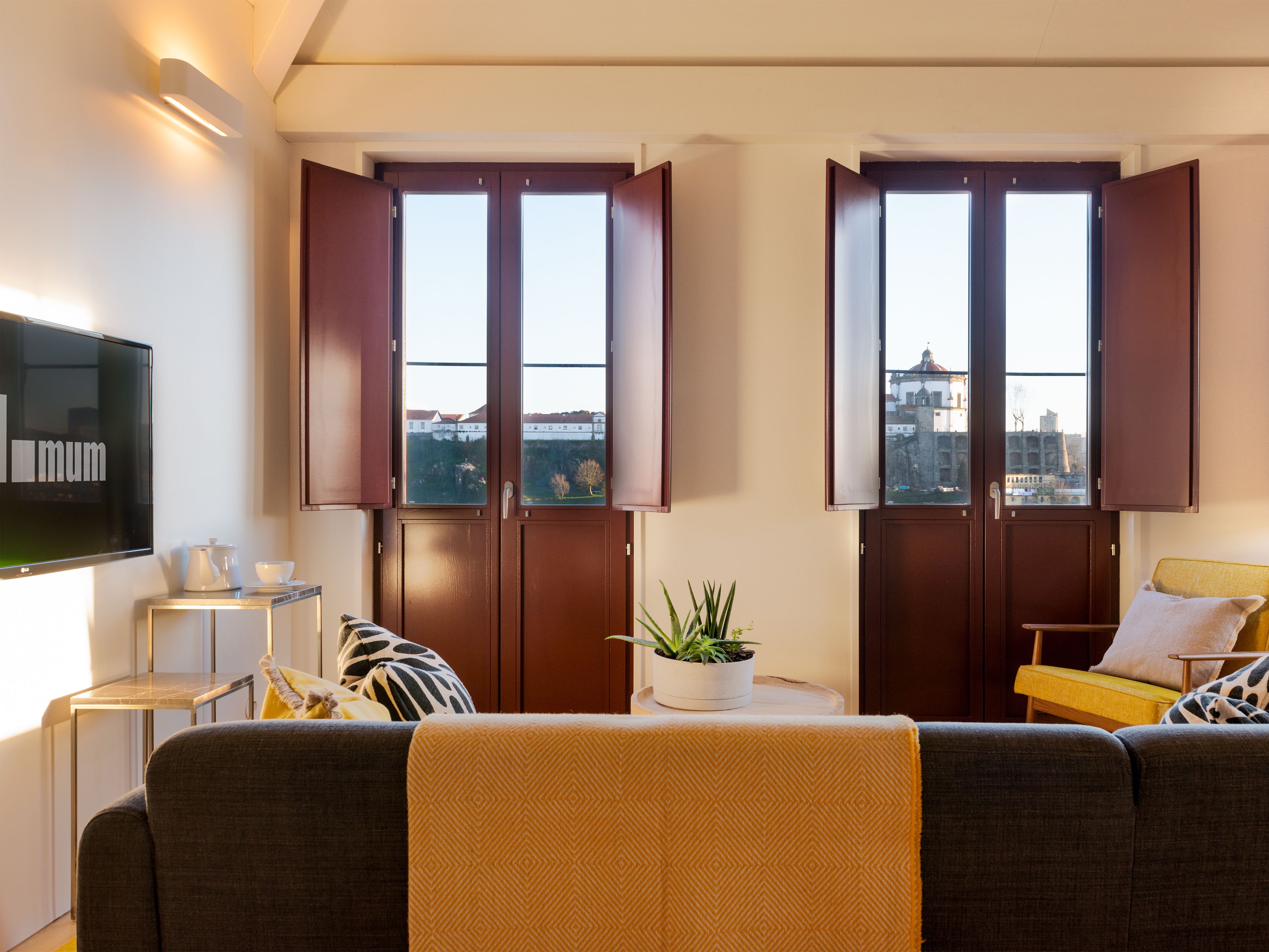 panoramic apartment, river view | living room | 44-inch led tv with cable channels, tv