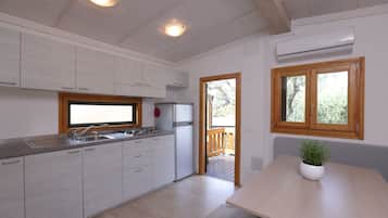 Bungalow | Private kitchen | Stovetop, cookware/dishes/utensils, freezer