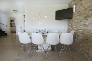 Superior-Apartment (2) | Essbereich im Zimmer