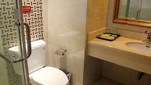 Ein Badezimmer mit Toilette, Waschbecken und Spiegel.