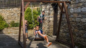 Children's play area - outdoor - Strannopriemnicata Hotel (Gabrovo)