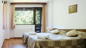 Basic Twin Room | Blackout drapes, cribs (free), WiFi (free), bed sheets - Strannopriemnicata Hotel (Gabrovo)