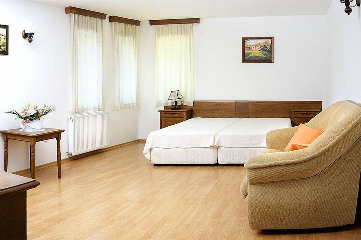 Màn/rèm cản sáng, nôi (giường cho trẻ sơ sinh) miễn phí 