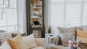 Lobby sitting area - The Beach House (Chichester)