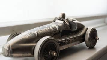 Un modelo de coche antiguo sobre un alféizar.