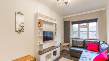 Executive Apartment, 4 Bedrooms | Living room | Flat-screen TV