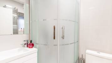 Executive Apartment, 4 Bedrooms | Bathroom | Free toiletries, hair dryer, towels, soap
