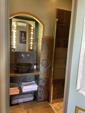 Dobbeltværelse (Toscane) | Badeværelse | Bruser, gratis toiletartikler, hårtørrer, badekåber
