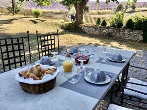 Free daily continental breakfast - La Lauren (Ferrassières)
