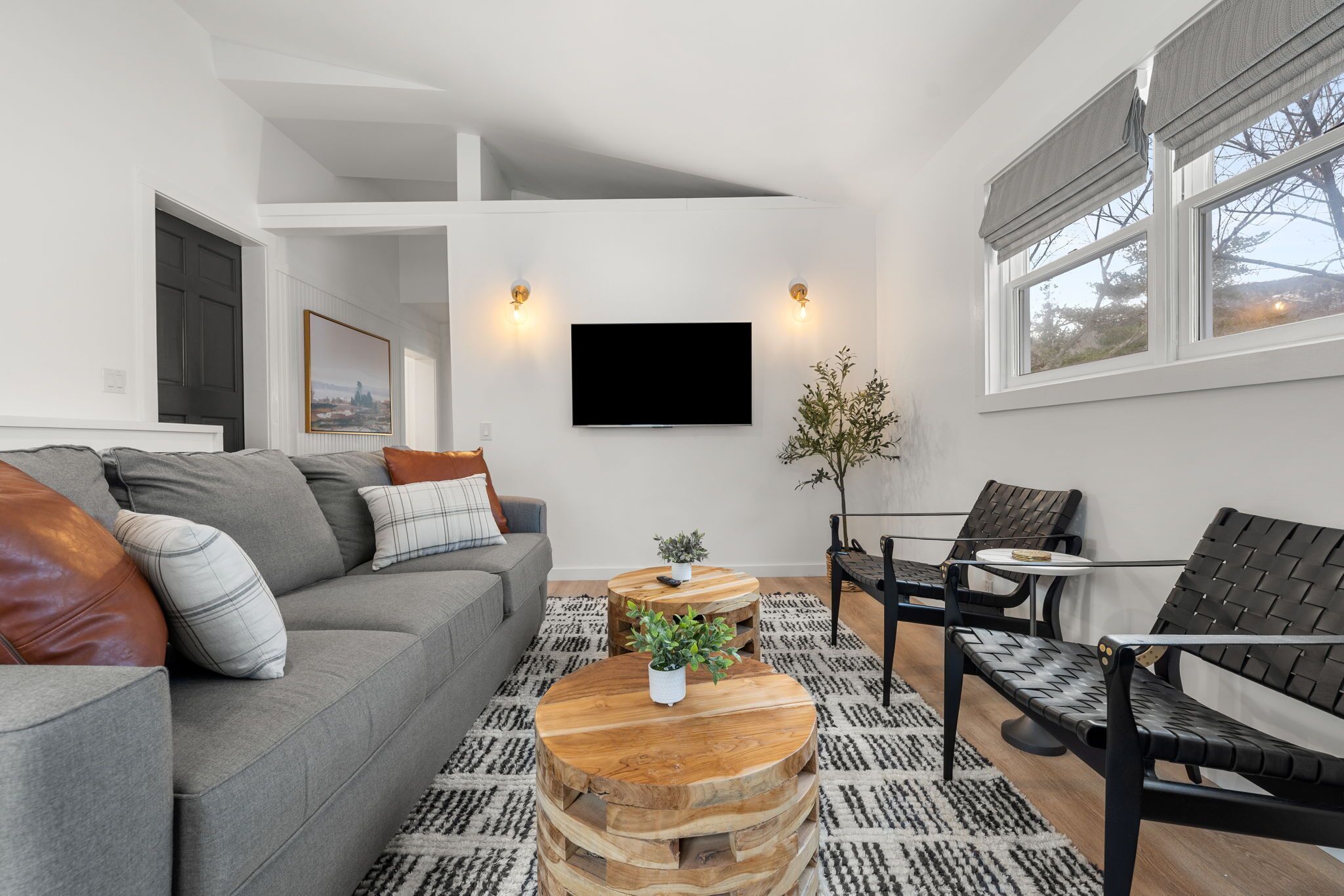 Artist Bluff Suite | Living area | Fireplace, books