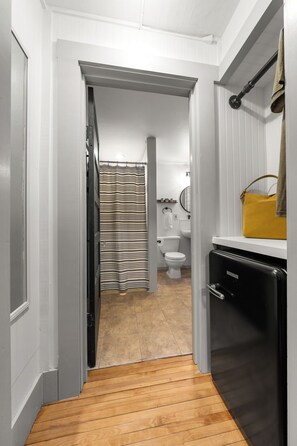 Hancock Suite | Bathroom | Combined shower/tub, hair dryer, towels, soap - Launchpoint Lodge (Lincoln)