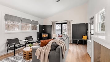 Phòng Suite Deluxe | Khu phòng khách | Lò sưởi, sách