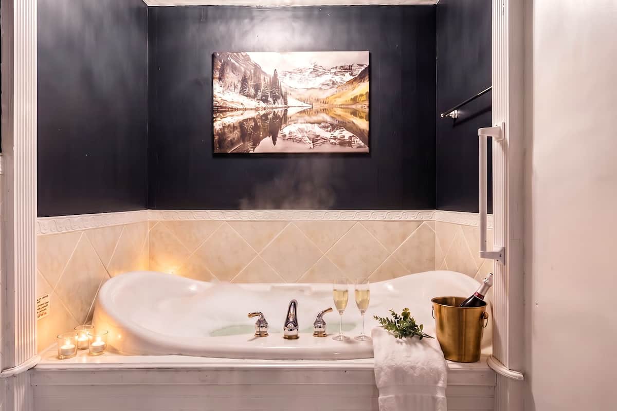 Chambre Deluxe | Salle de bain | Ensemble baignoire-douche, séchoir à cheveux, serviettes fournies, savon
