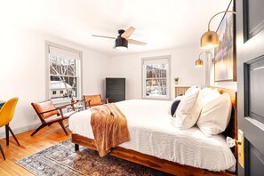 Notch Suite | Premium bedding, memory foam beds, individually decorated - Launchpoint Lodge (Lincoln)