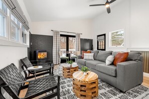 Artist Bluff Suite | Premium bedding, memory foam beds, individually decorated - Launchpoint Lodge (Lincoln)