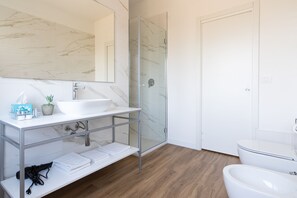 Shower, hydromassage showerhead, free toiletries, hair dryer - Mercury Rooms (Cagliari)