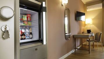 Minibar, caja de seguridad en la habitación y escritorio