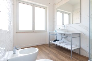 Ducha, cabezal de ducha con hidromasaje, artículos de tocador gratuitos