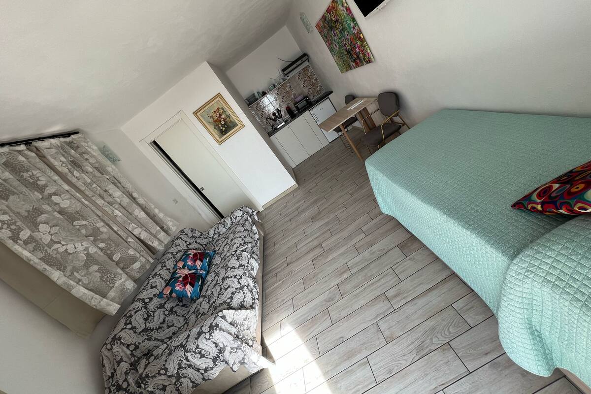 Basic Studio | Hypo-allergenic bedding, down duvets, free WiFi, individually decorated
